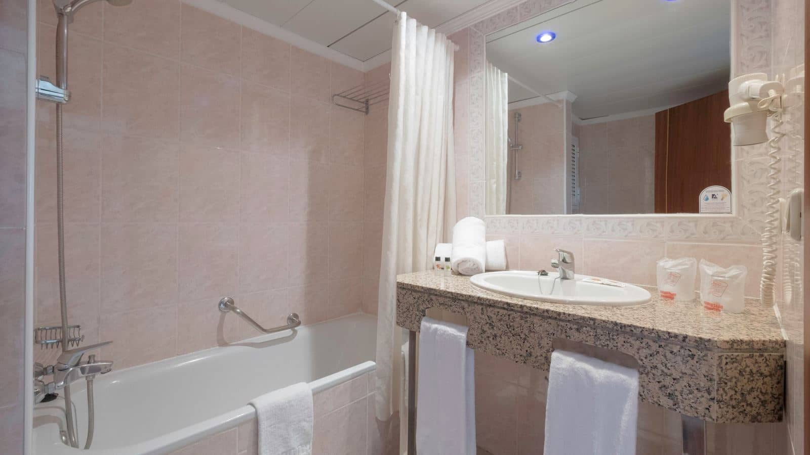 rooms-double-or-twin-pool-view