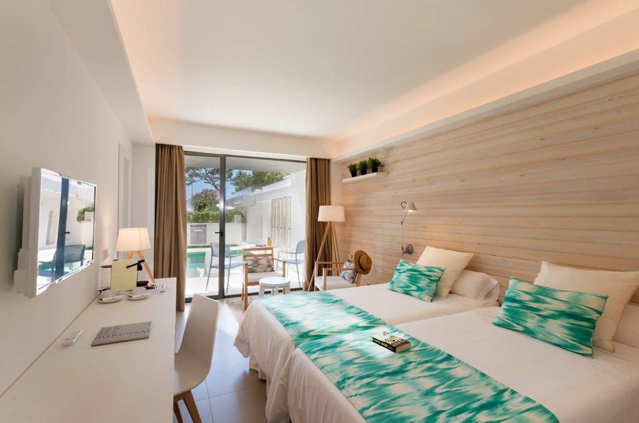 rooms-swim-up-room