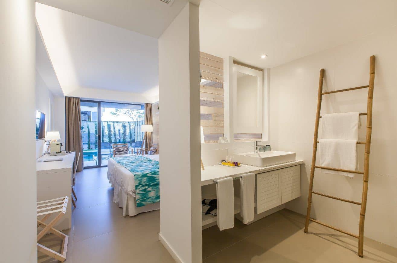 rooms-swim-up-room