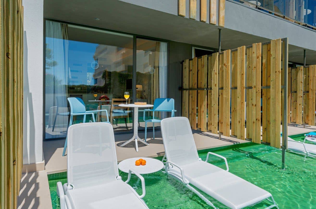 rooms-swim-up-room