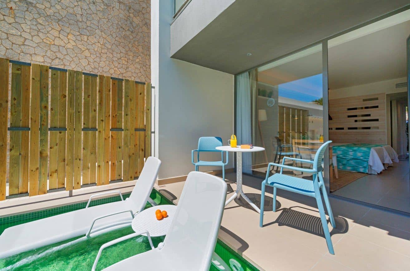 rooms-swim-up-room