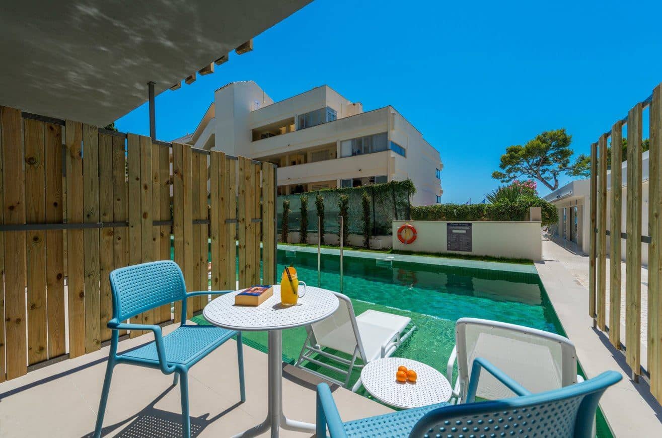 rooms-swim-up-room