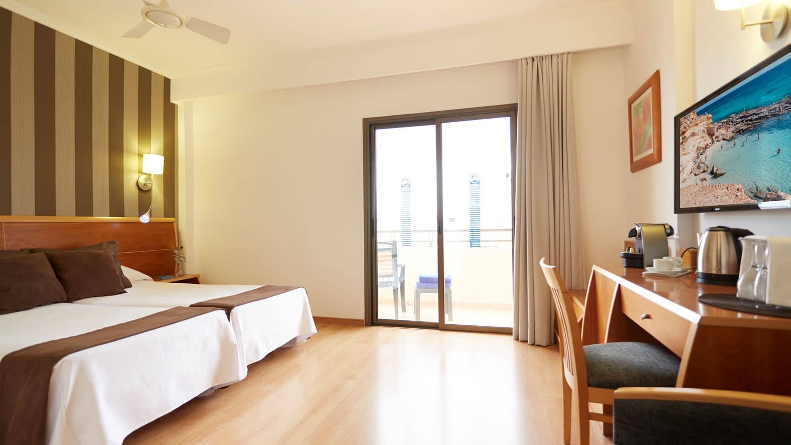 rooms-dp---pool-twin-room-with-balcony