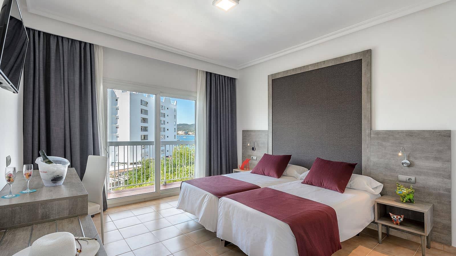 rooms-twin-room-balcony-or-terrace