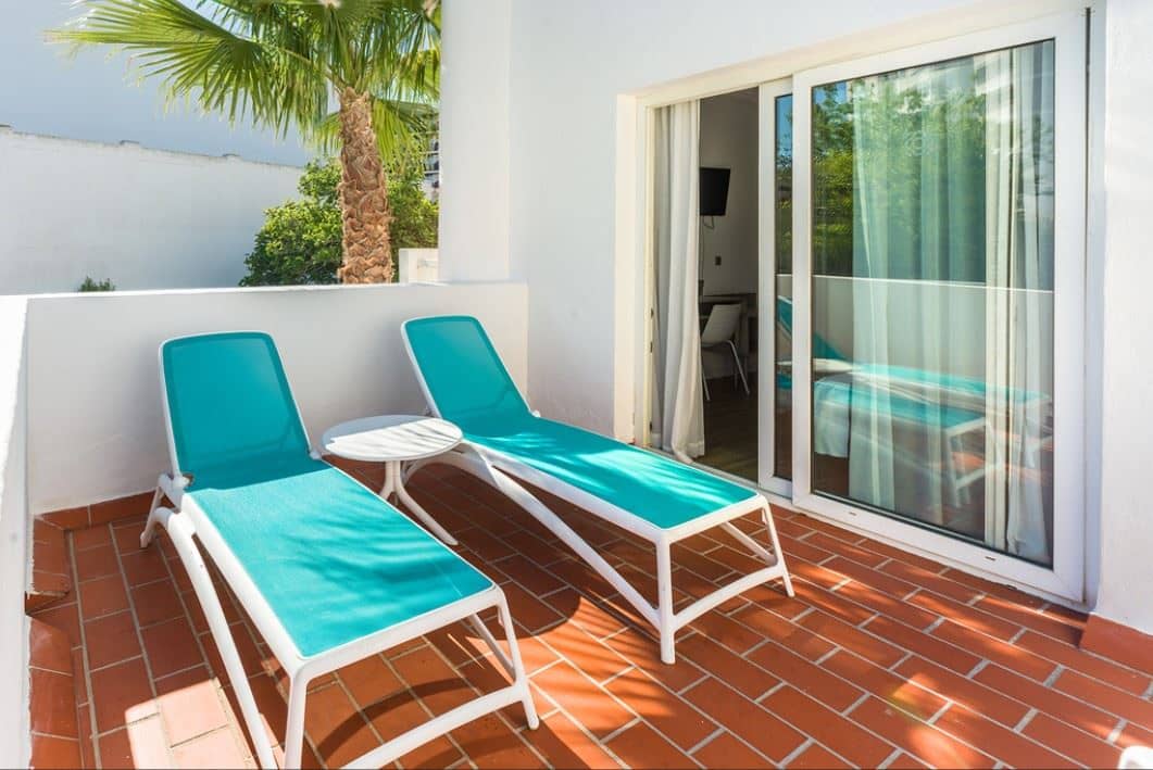 rooms-twin-room-pool-view-balcony-or-terrace