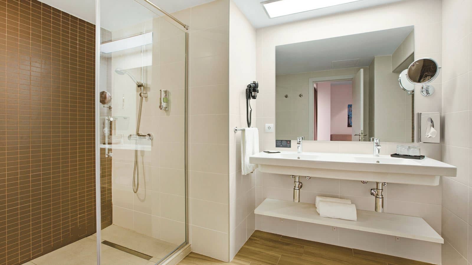 rooms-double-room-with-2-beds-+-2-sofa-beds