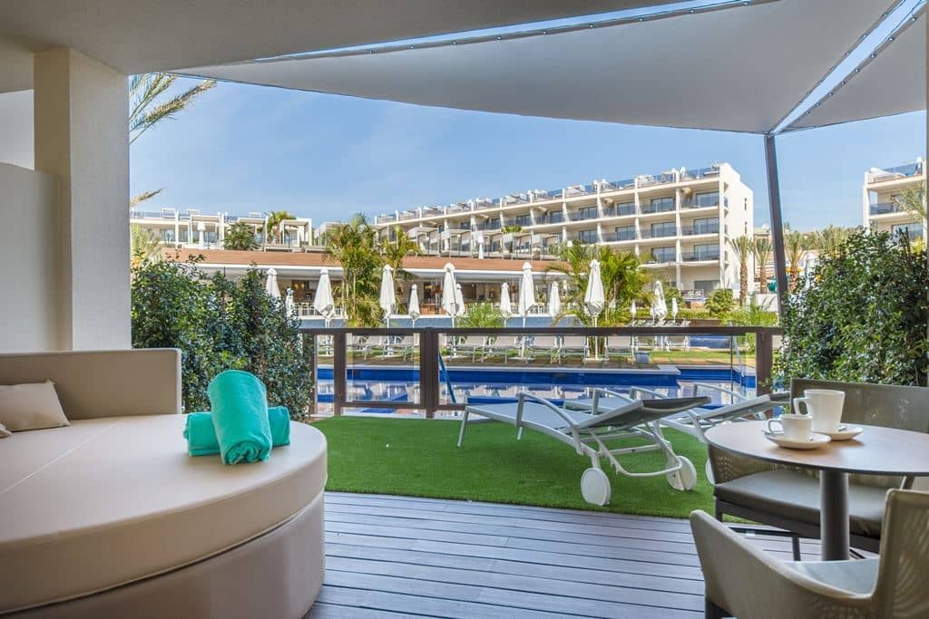 rooms-junior-suite-swim-up-pool