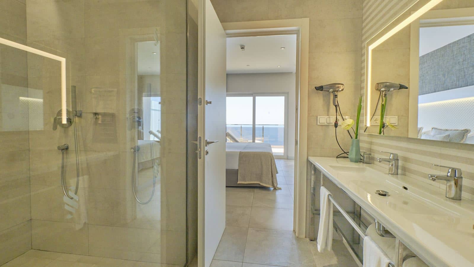 rooms-uv--suitopia-suite-sea-view