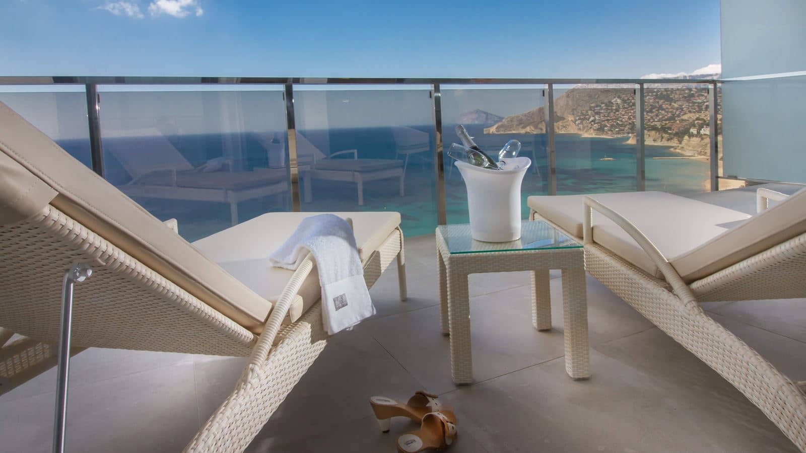 rooms-uv--suitopia-suite-sea-view