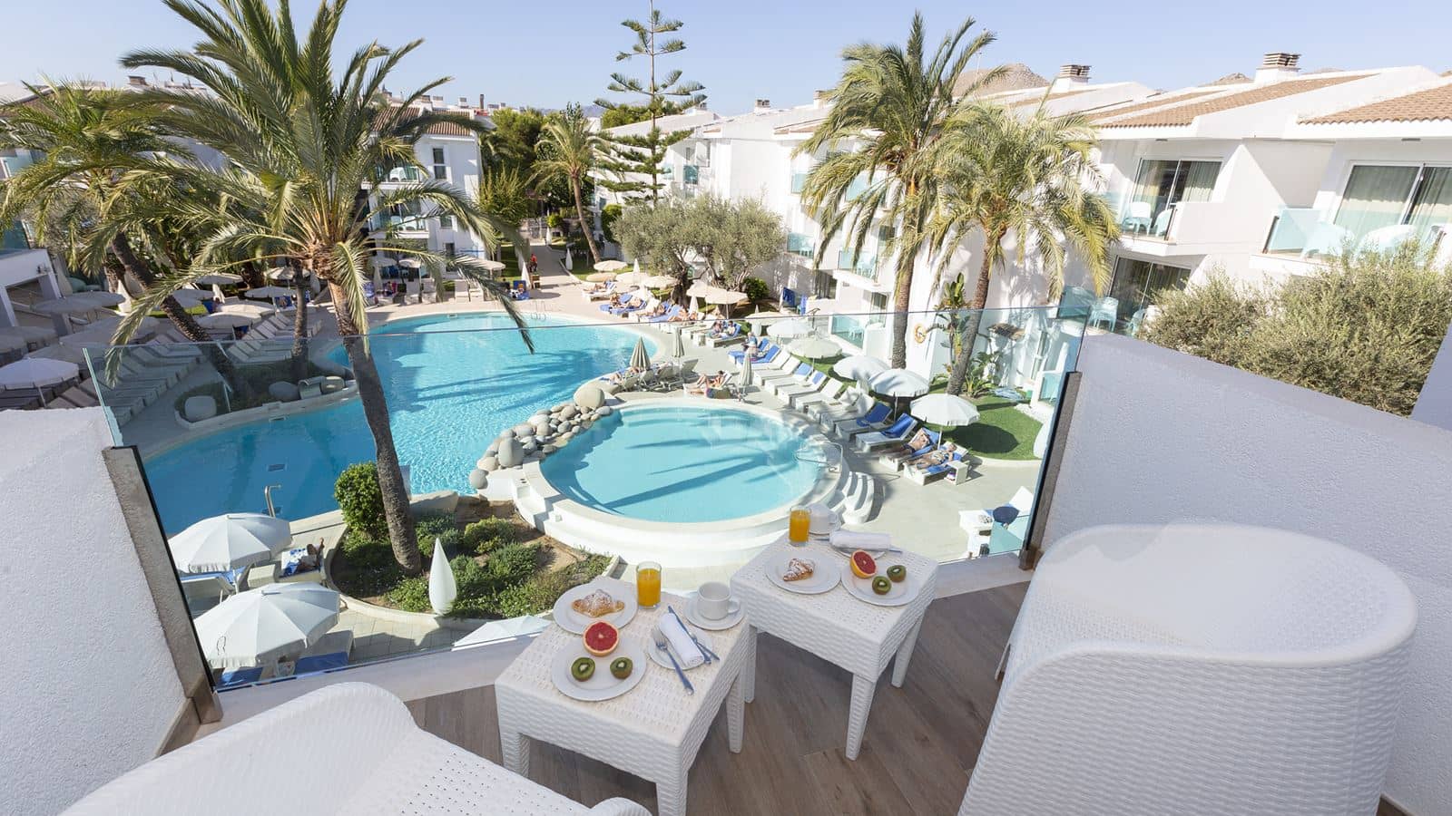 rooms-suite-pool-view-balcon-or-terrace
