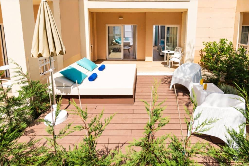 rooms-suite-pool-view