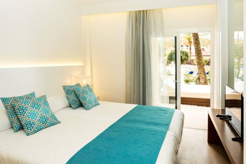rooms-suite-pool-view