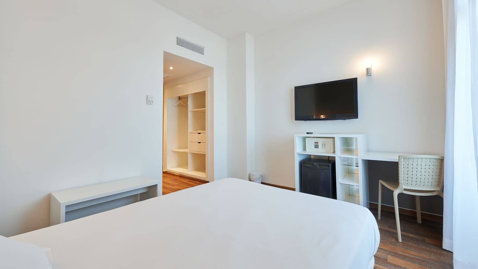 rooms-single-room-balcony