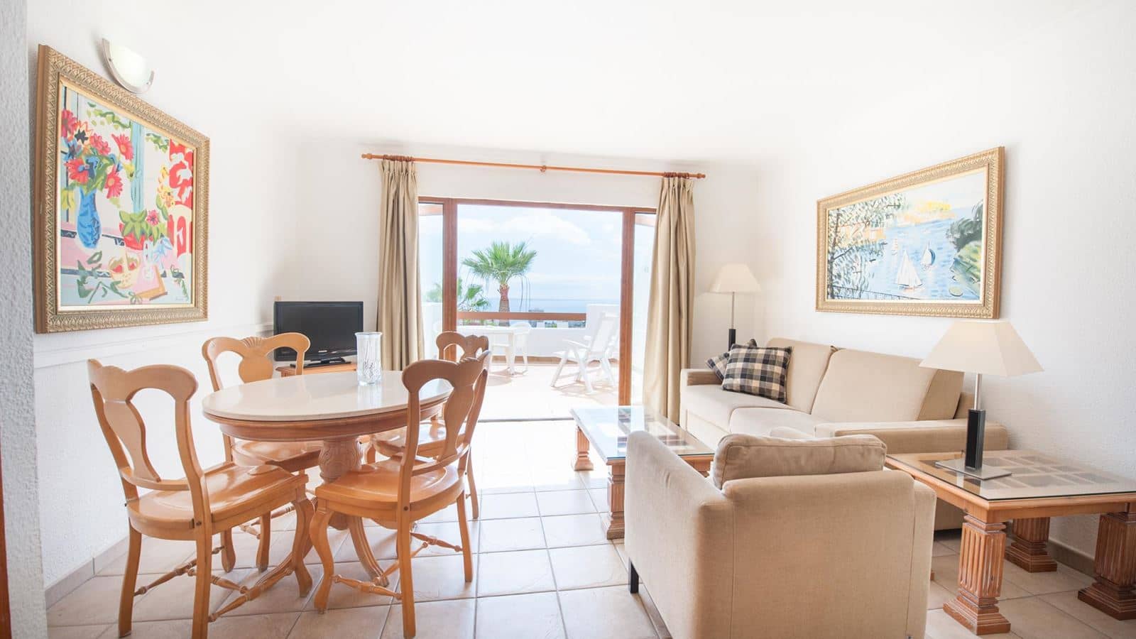 rooms-apartment1-bedroom-balcony-or-terrace