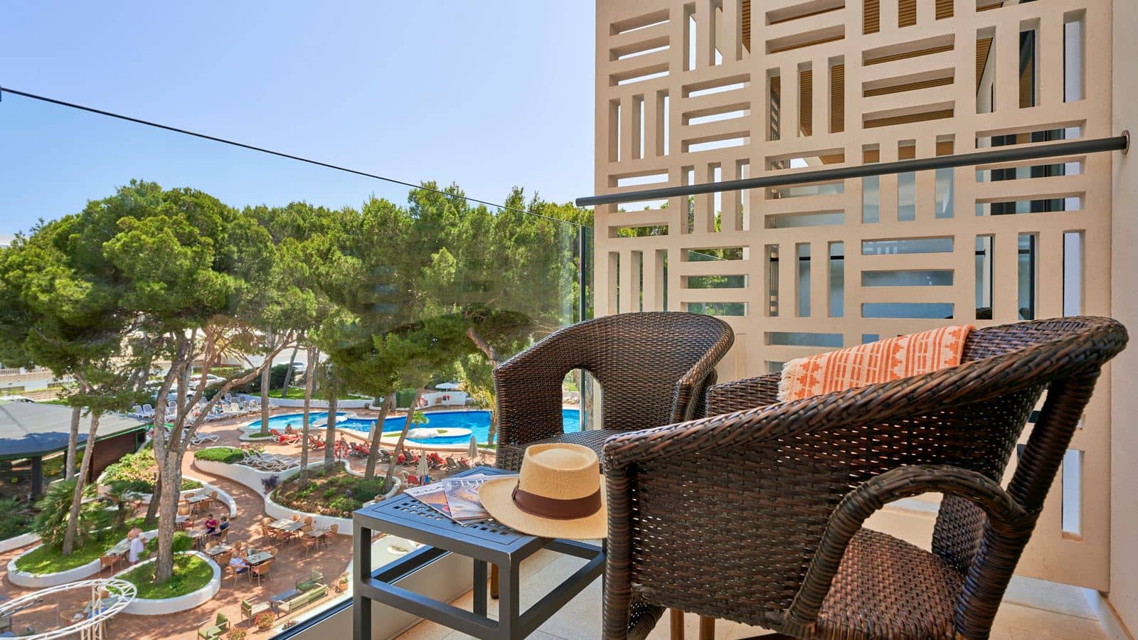rooms-family-room-balcony