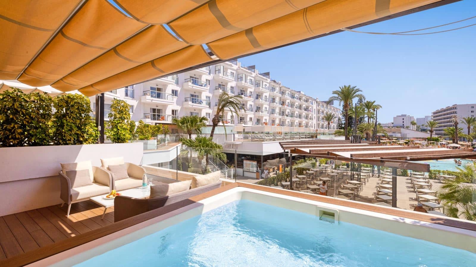 rooms-apt-1-bedroom-plunge-pool-selection-club-balcony-or-terrace