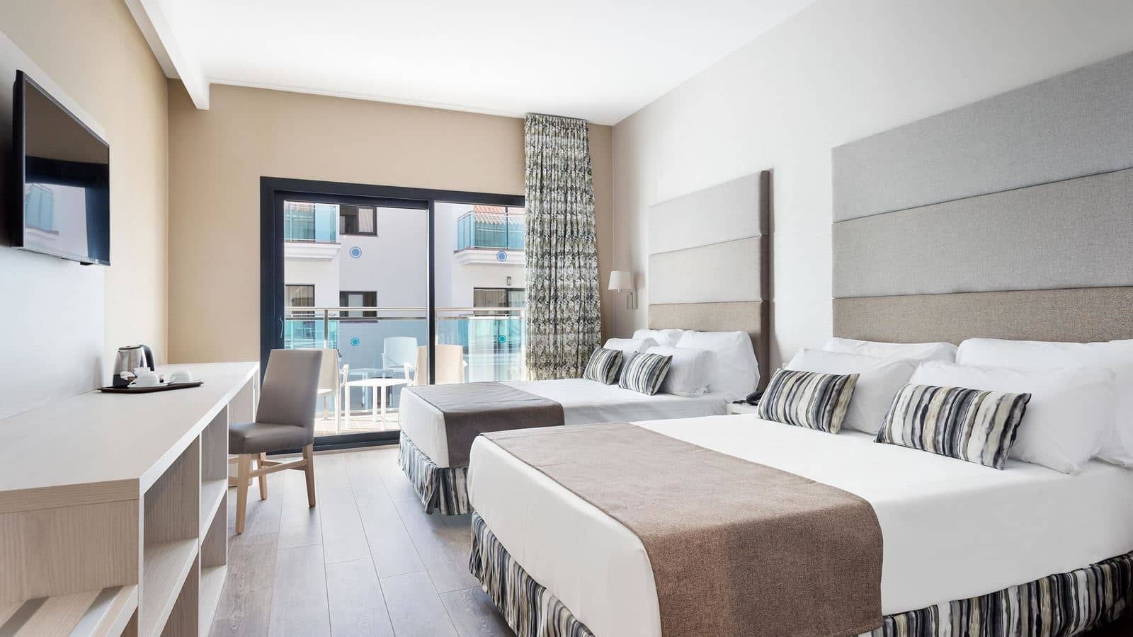 rooms-double-king-room-balcony-or-terrace