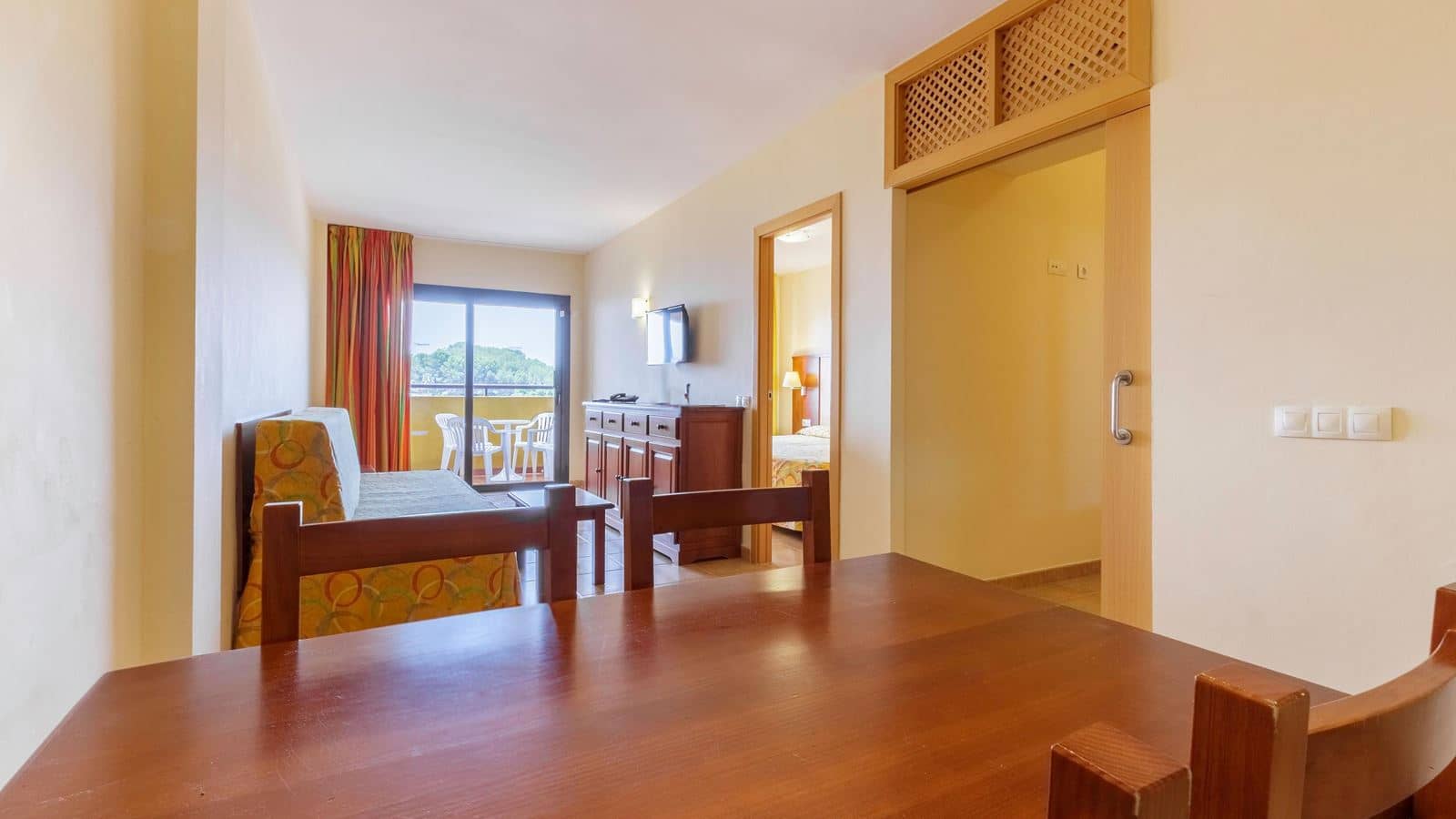 rooms-apartment-46-balcony-or-terrace