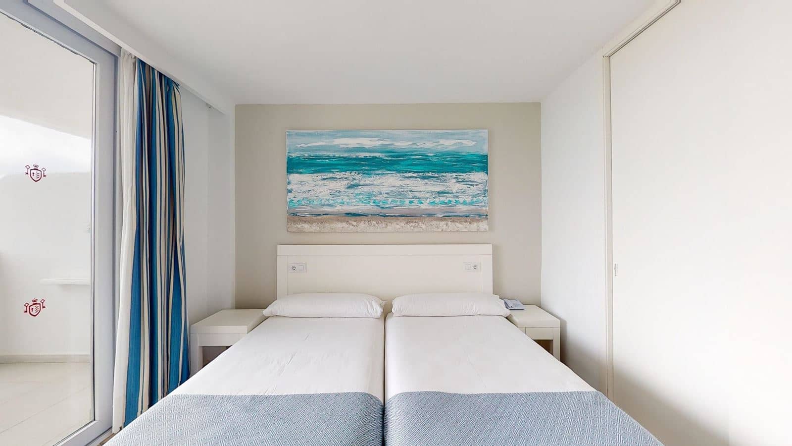 rooms-standard-apartment-lateralseaview-balcony-or-terrace