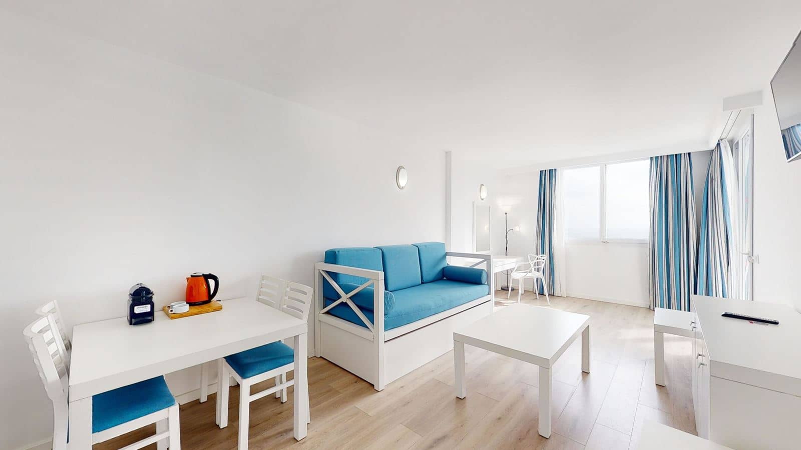 rooms-standard-apartment-seafront-balcony-or-terrace