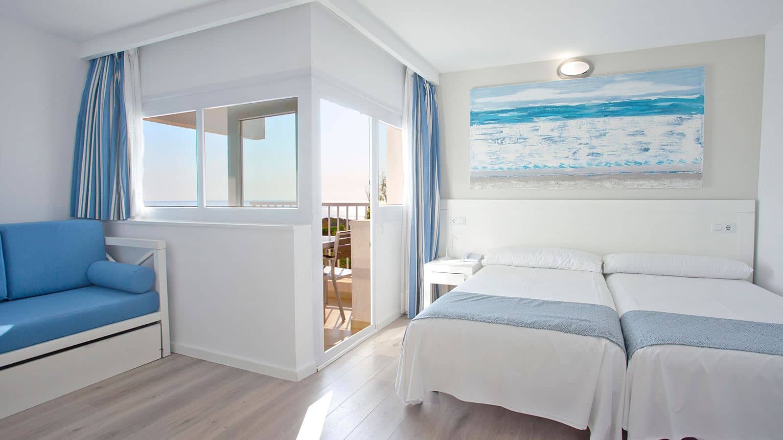 rooms-standard-familyroom-seafront-balcony-or-terrace