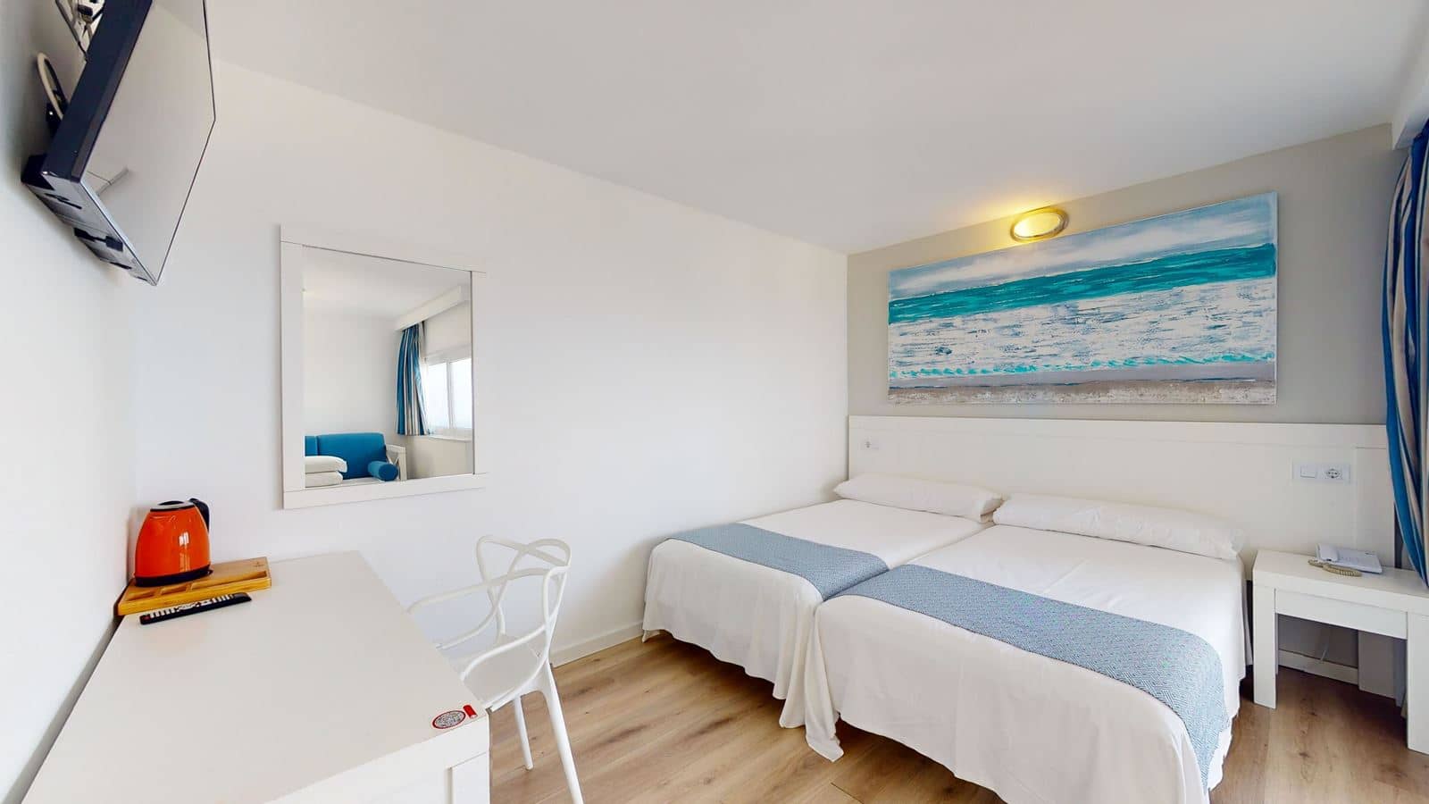 rooms-standard-familyroom-seafront-balcony-or-terrace
