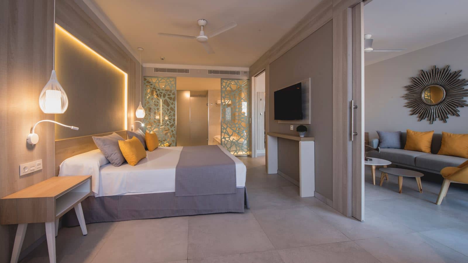 rooms-family-master-suite-balcony-or-terrace