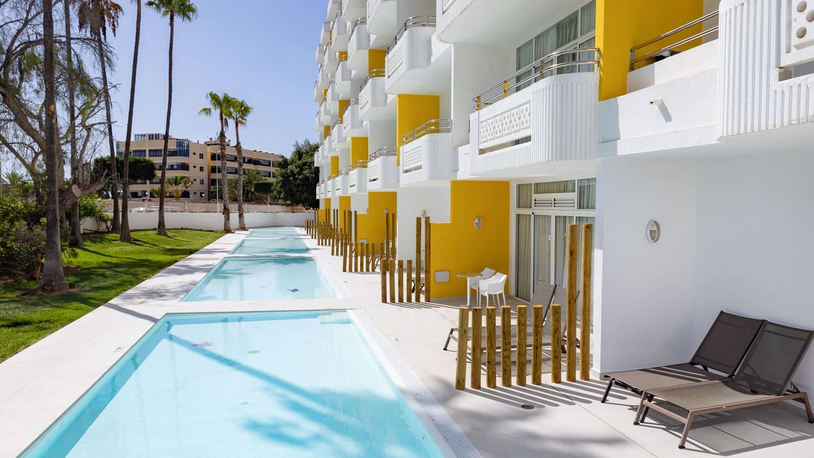 rooms-dfap-family-swimup-pool-terrace