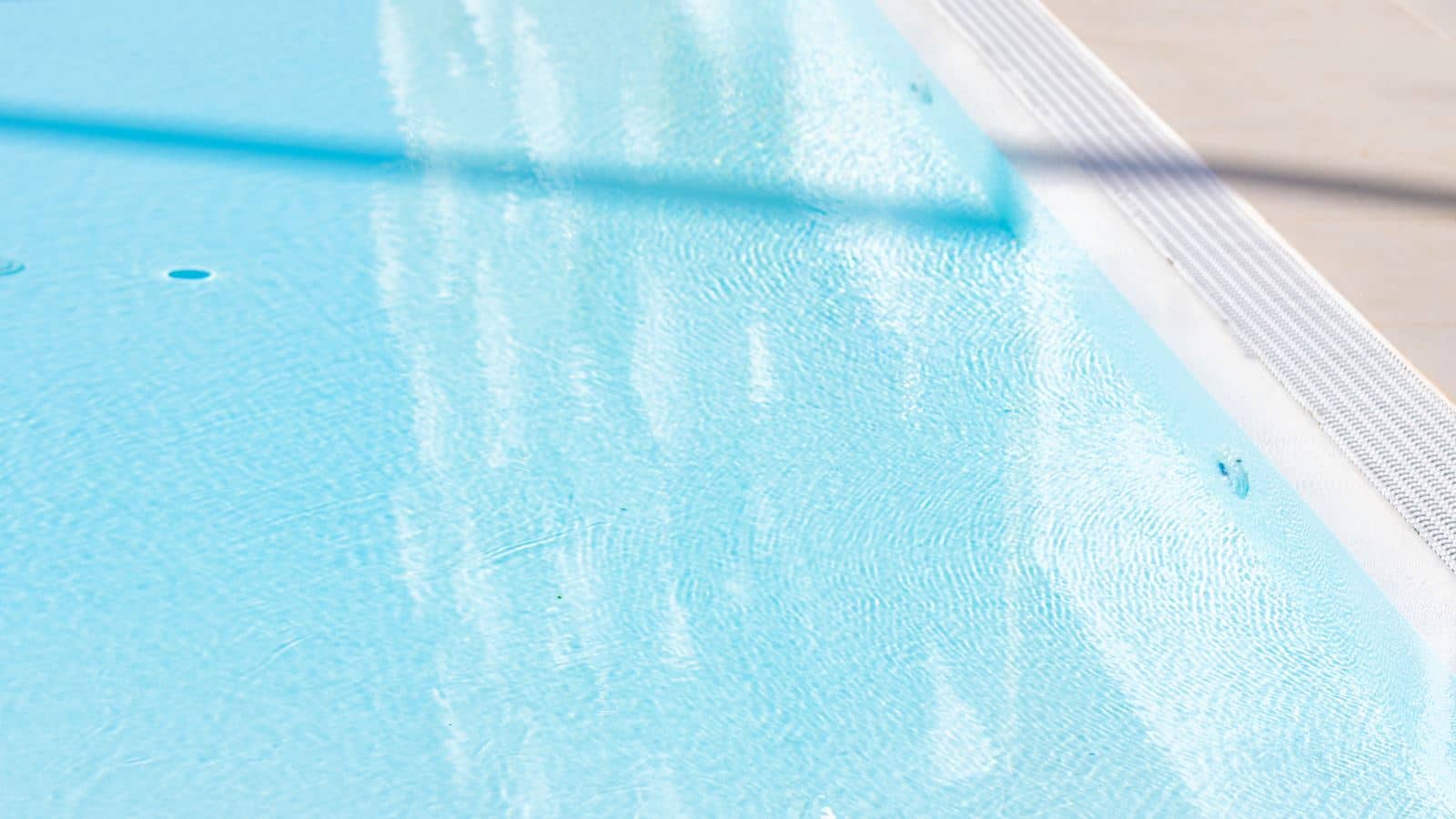 rooms-dfap-family-swimup-pool-terrace