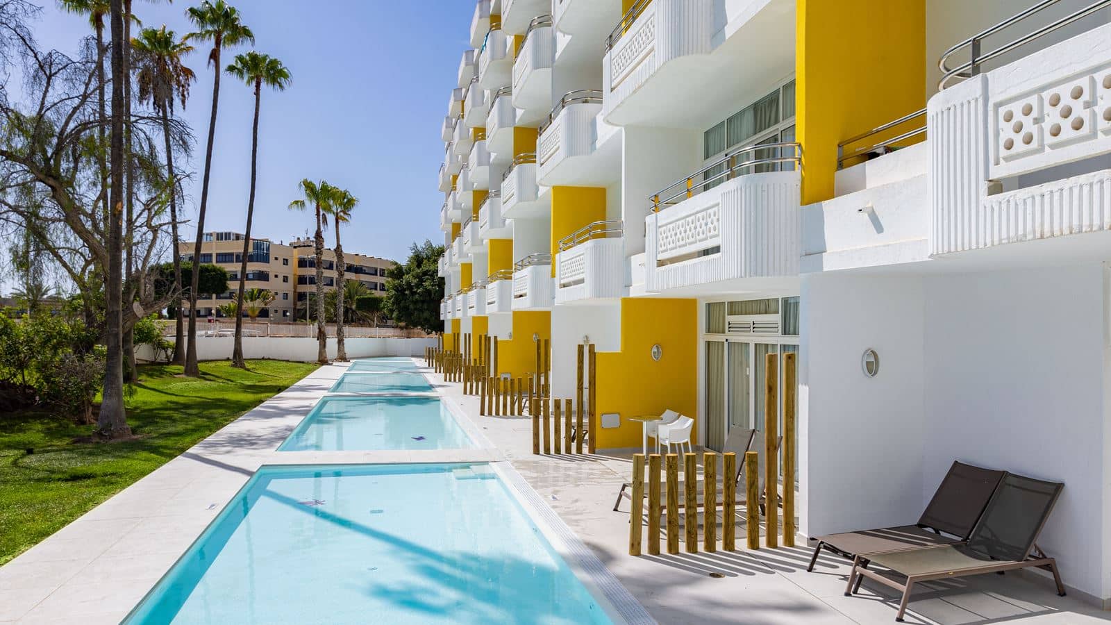 rooms-dfap-family-swimup-pool-terrace