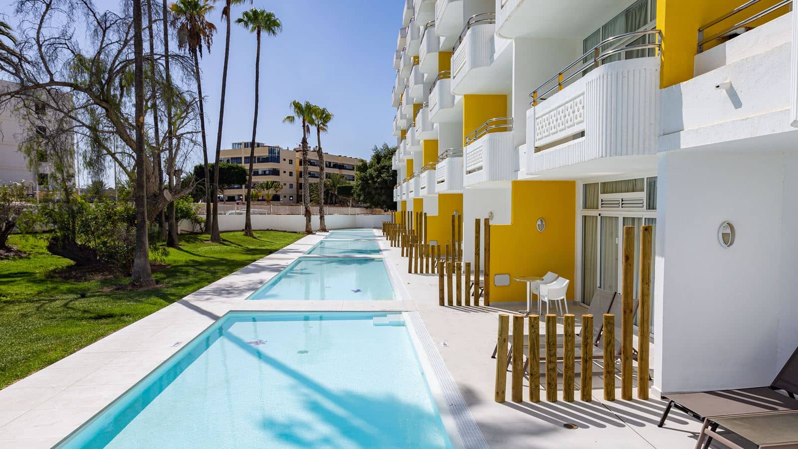 rooms-dfap-family-swimup-pool-terrace
