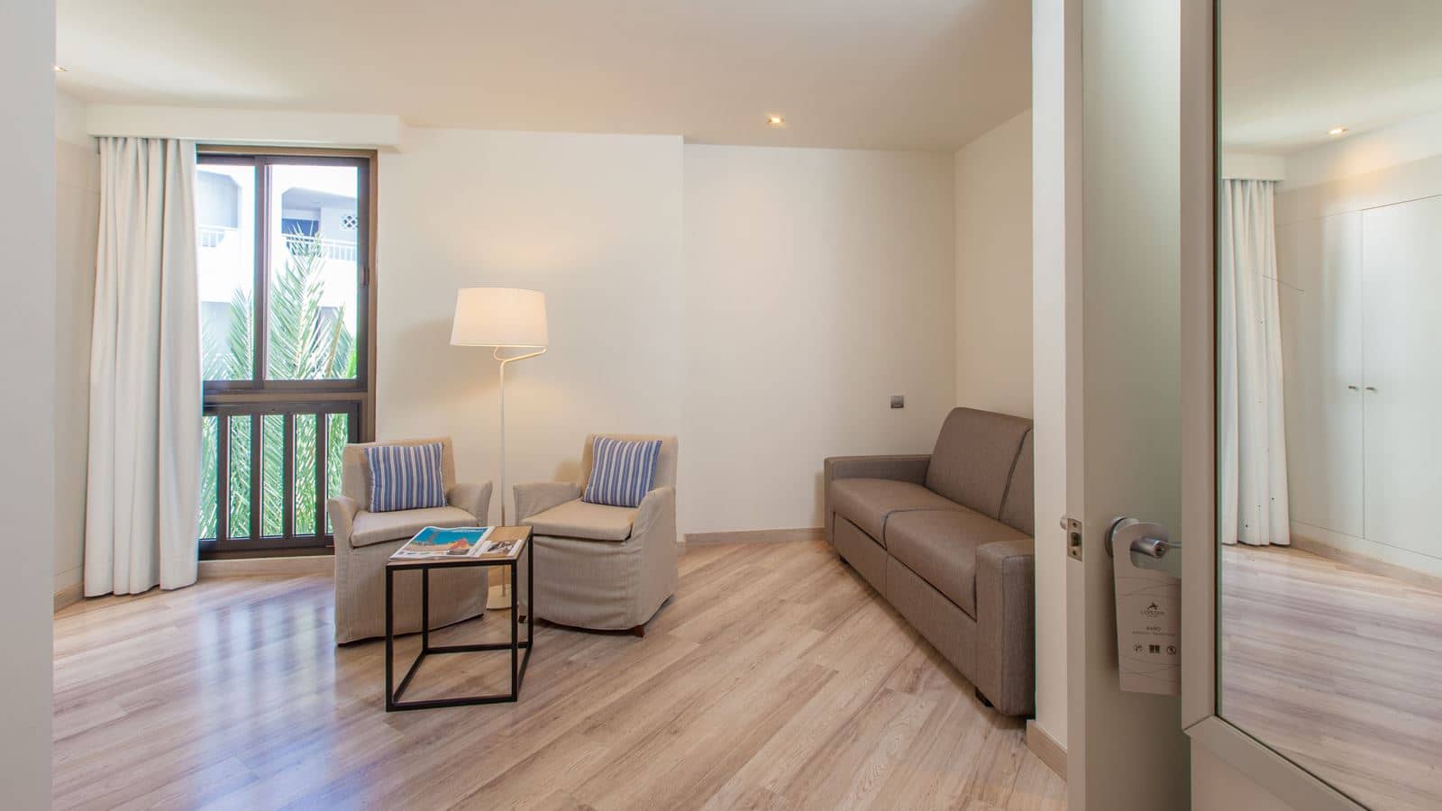 rooms-ses-senior-suite-with-garden-or-side-sea-view-balcony