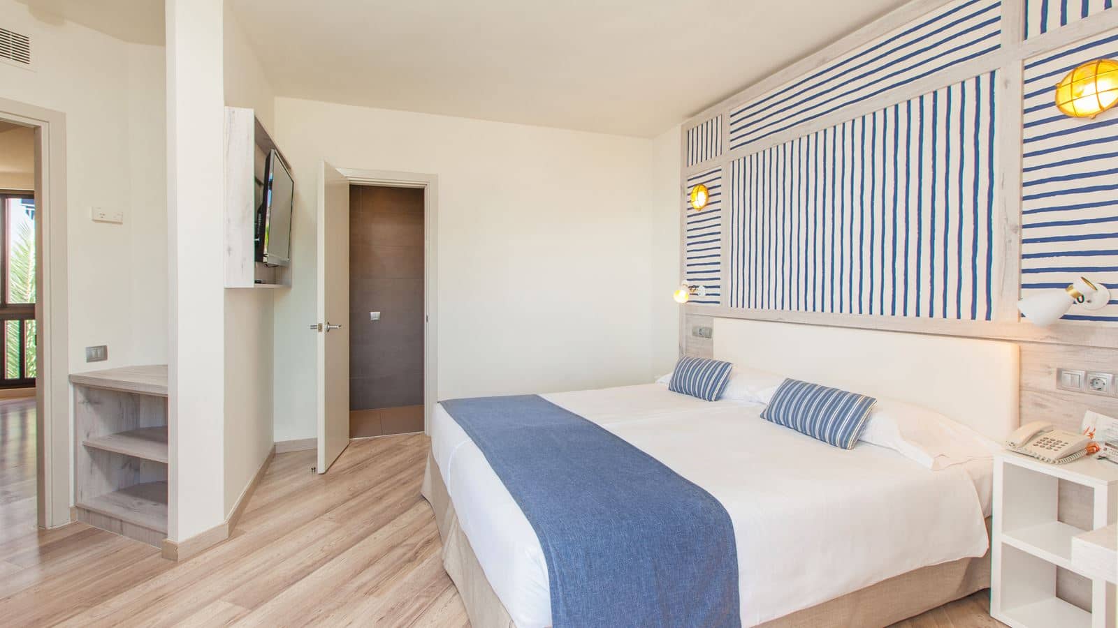 rooms-ses-senior-suite-with-garden-or-side-sea-view-balcony