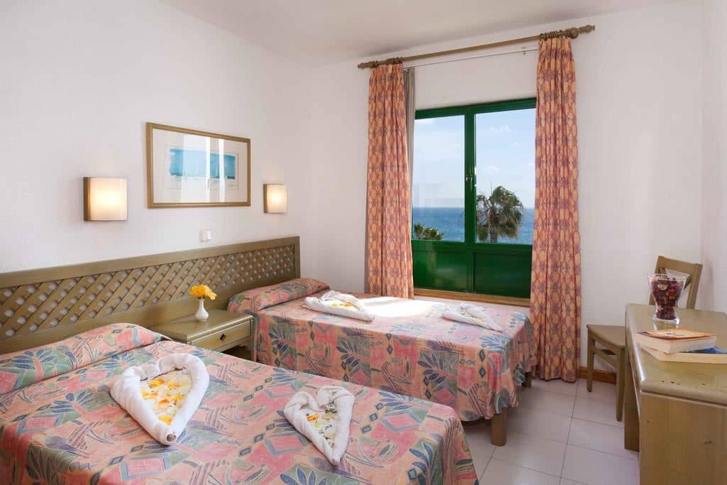 rooms-apartment-1-bedroom-balcony-or-terrace