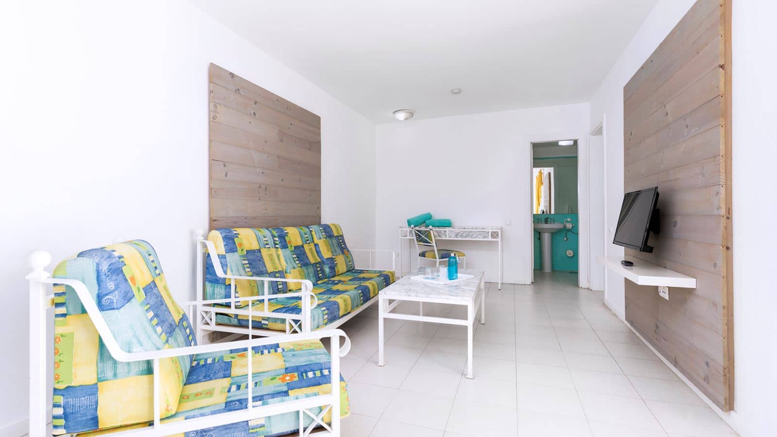 rooms-one-bedroom-suite-pool-side-terrace