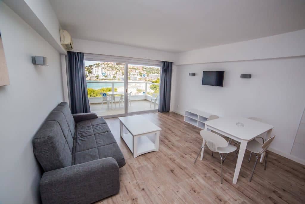 rooms-apartment-2-bedroom-sea-view