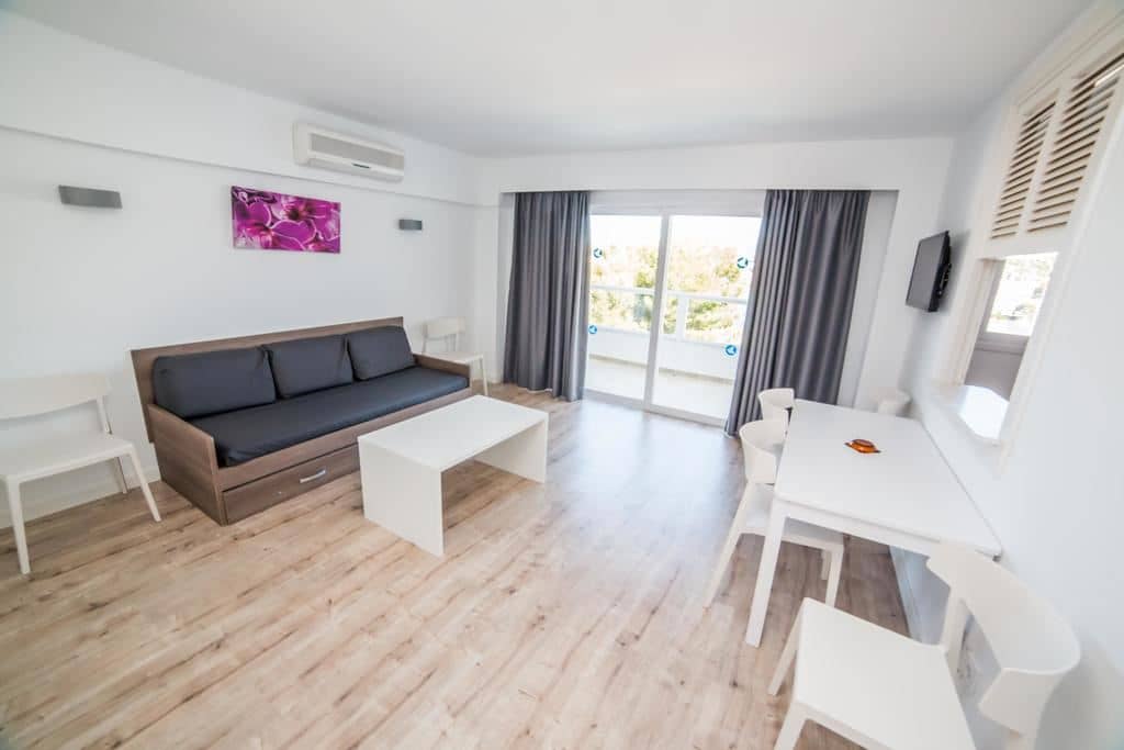 rooms-apartment-2-bedroom-sea-view