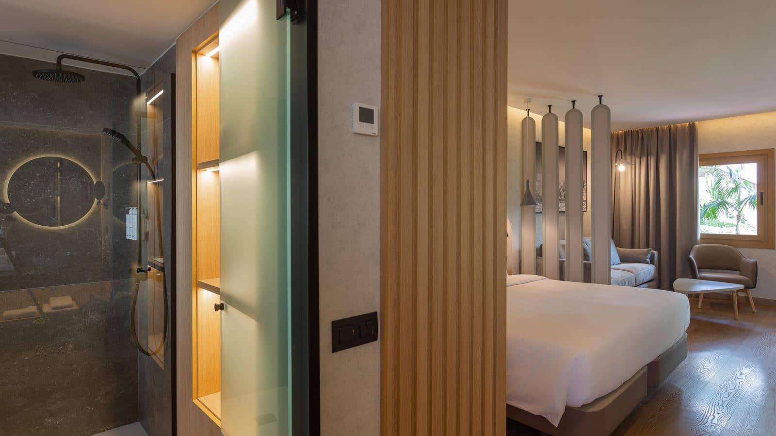 rooms-junior-suite-with-balcony