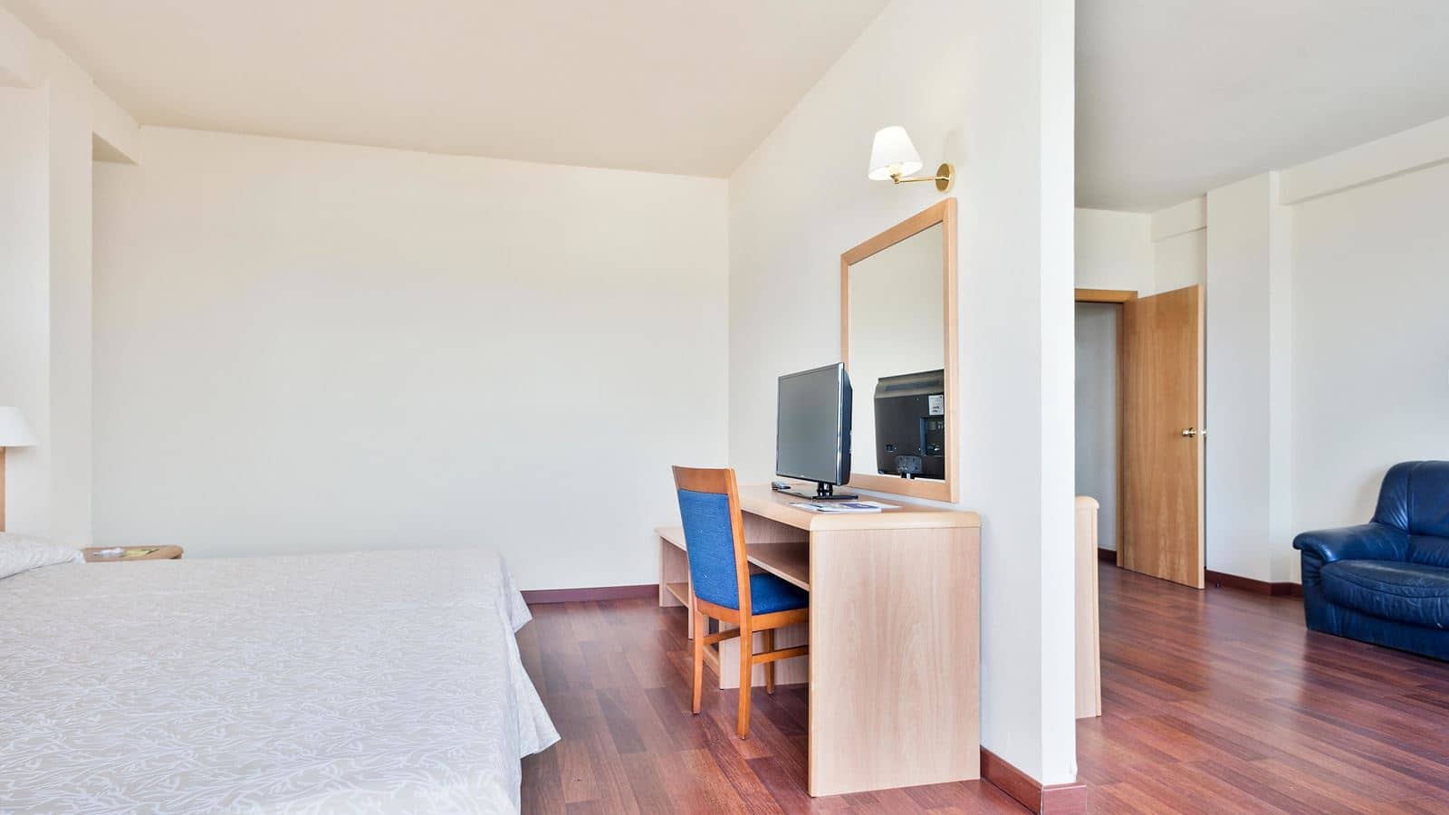 rooms-suite-junior-with-terrace