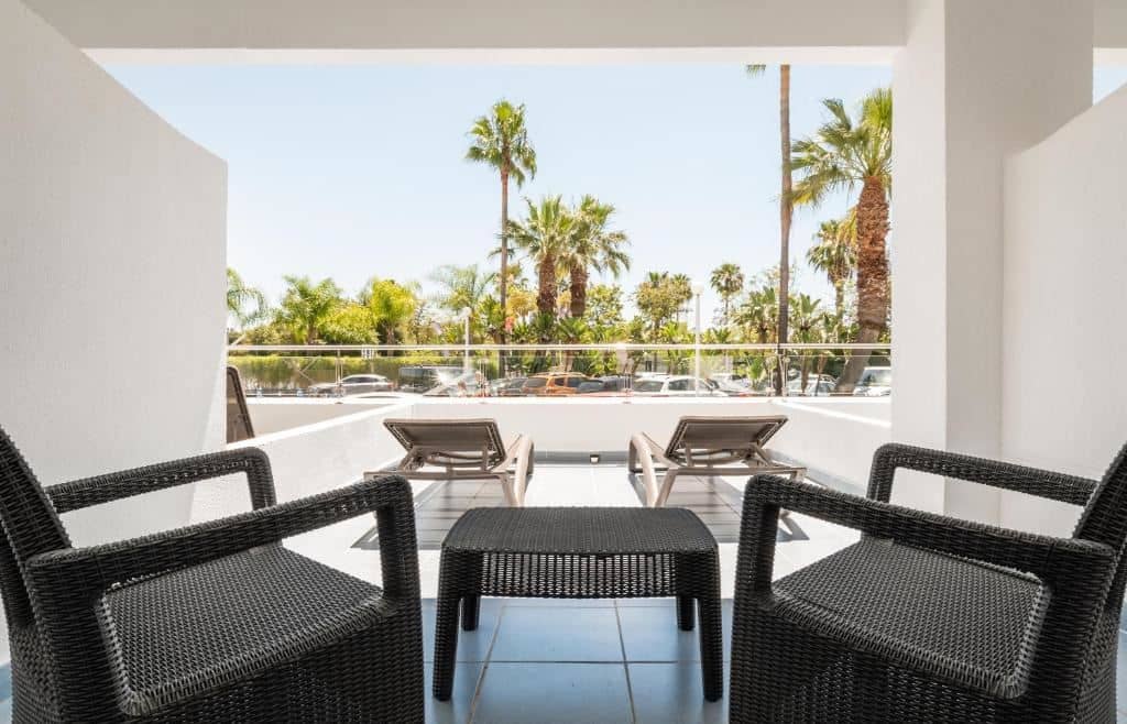 rooms-quadruple-room-balcony-or-terrace