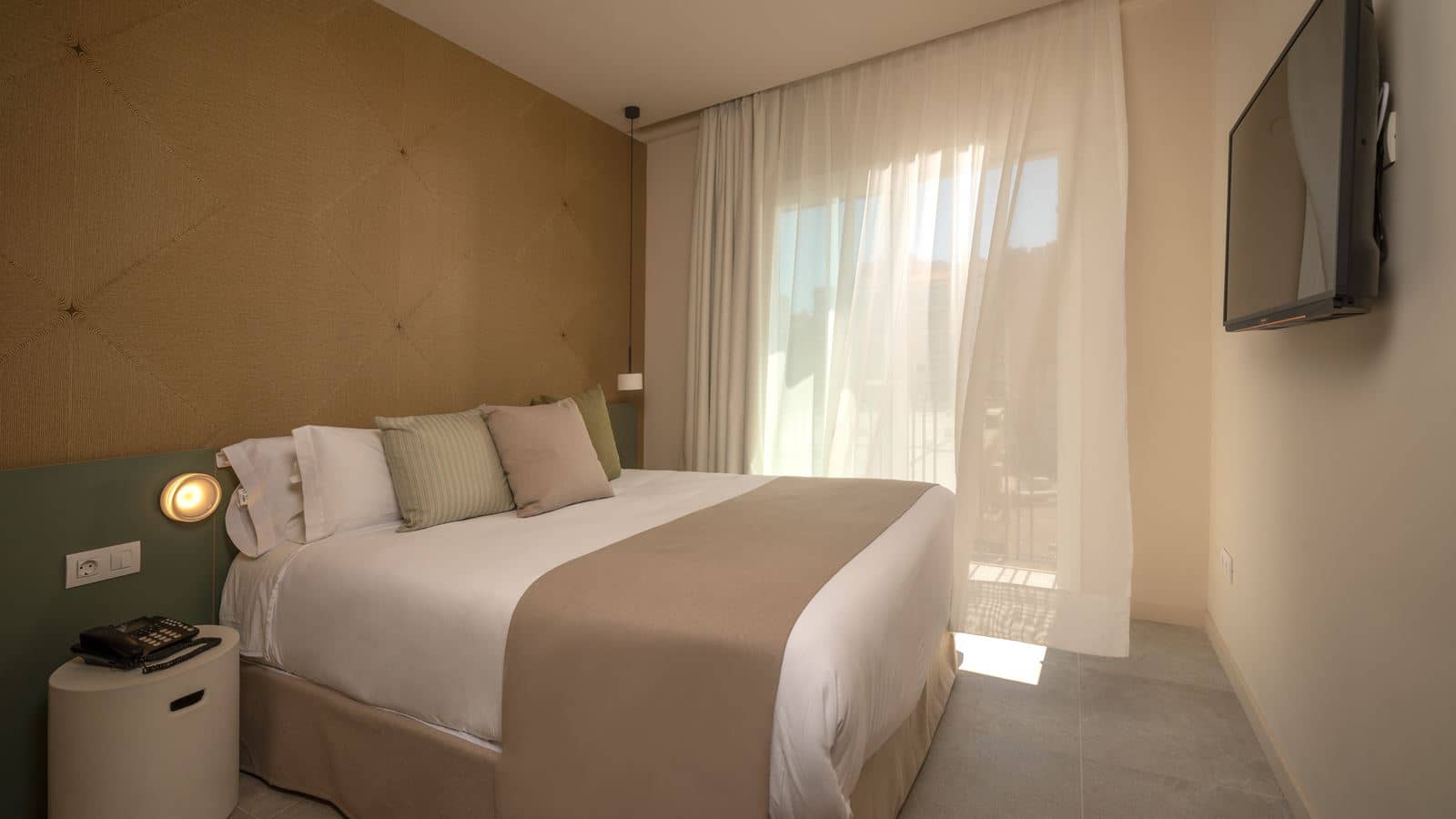 rooms-friendly-room-balcony-or-terrace
