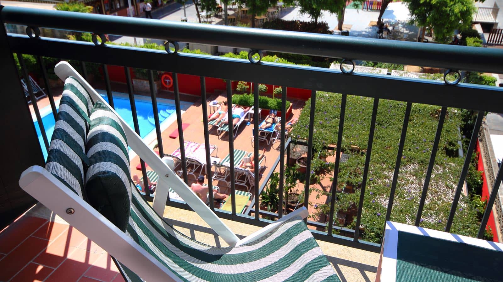 rooms-premium-room-pool-view