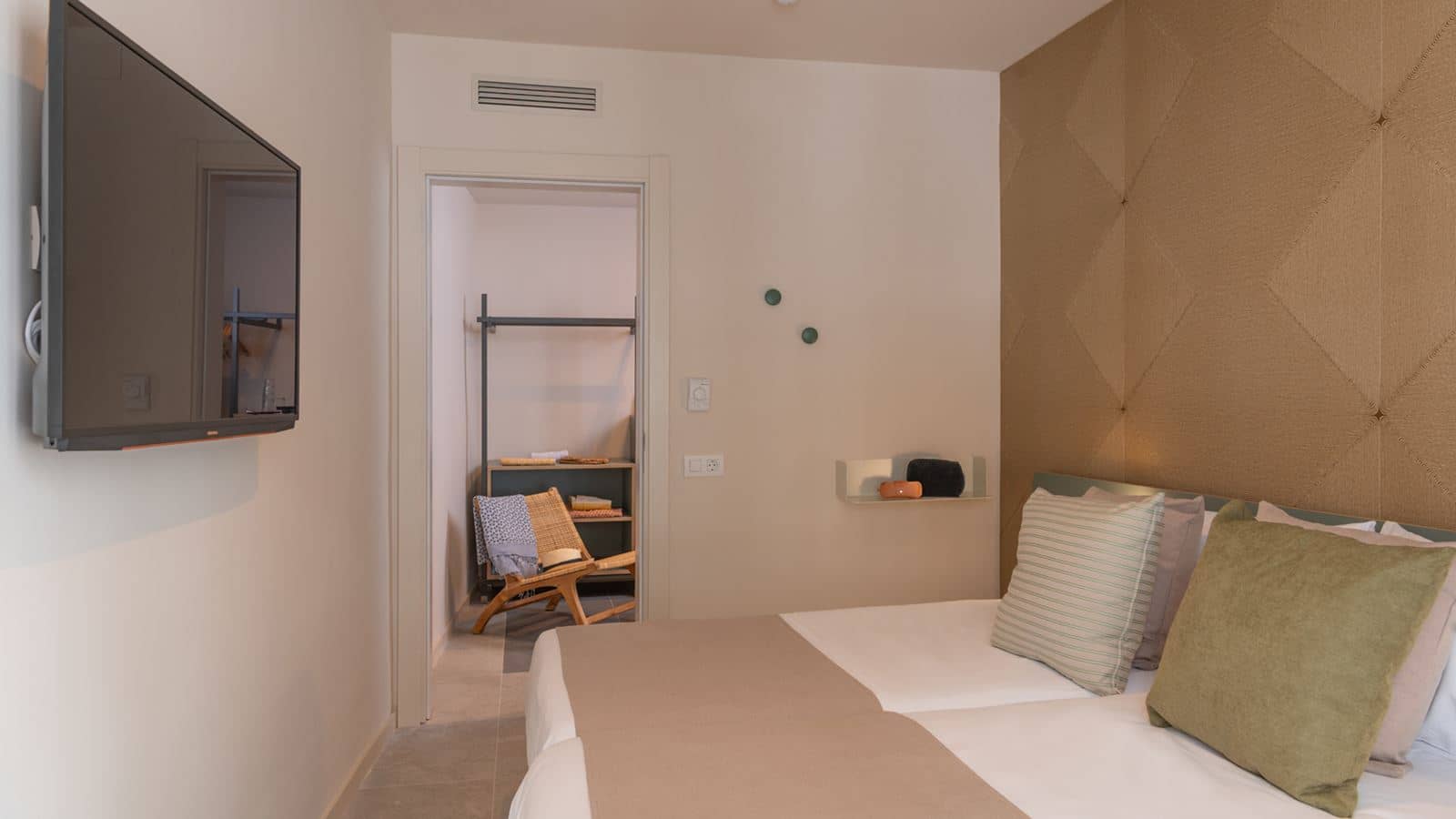 rooms-friendly-room-balcony-or-terrace
