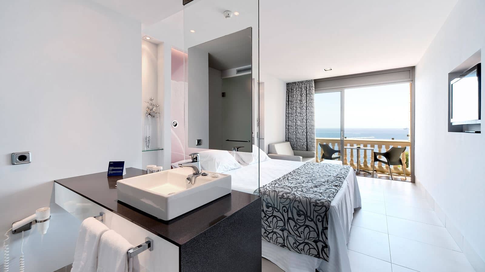 rooms-superior-room-ocean-front-with-terrace