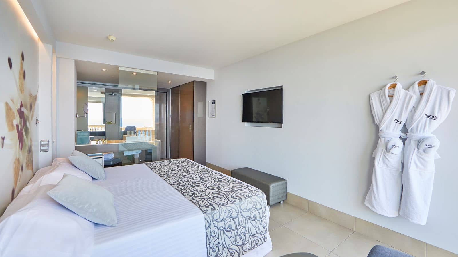 rooms-deluxe-room-ocean-frontseaview-with-terrace-+-jacuzzi