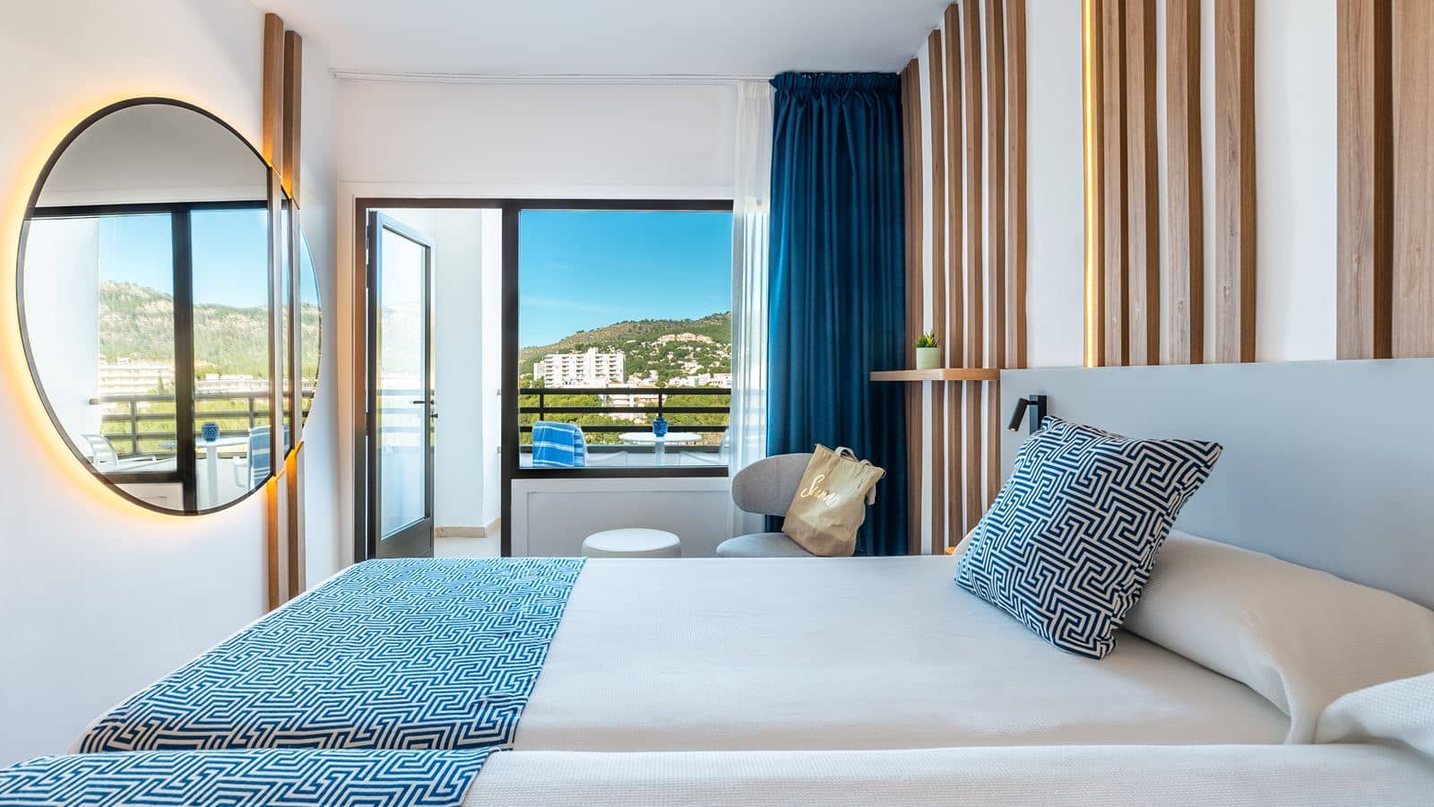 rooms-twin-lateral-sea-view-balcony