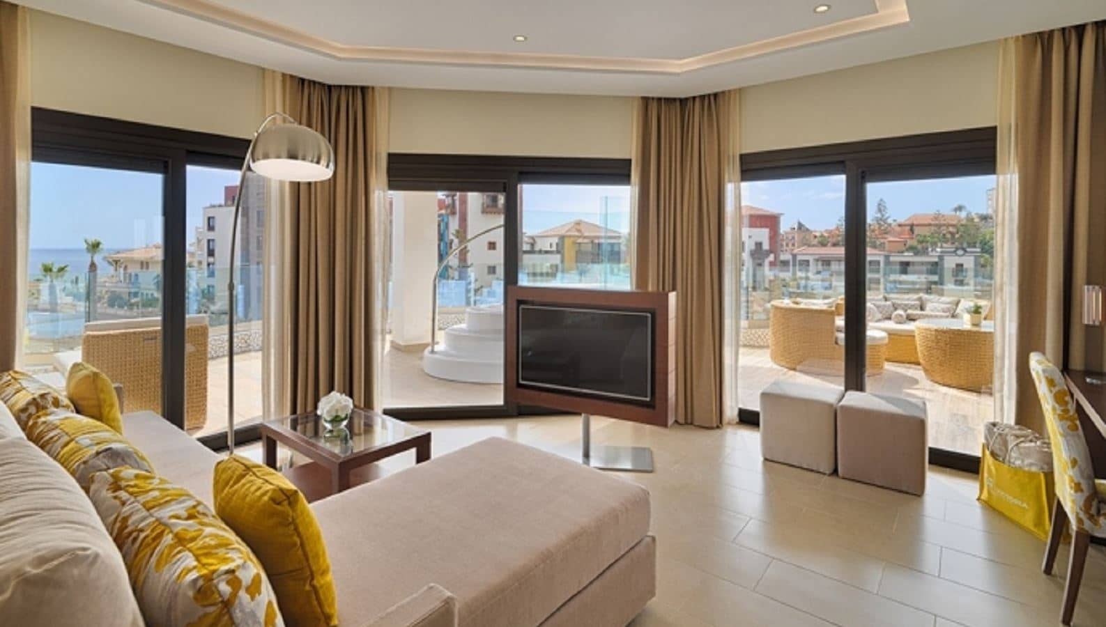 rooms-harmony-suite-balcony-or-terrace