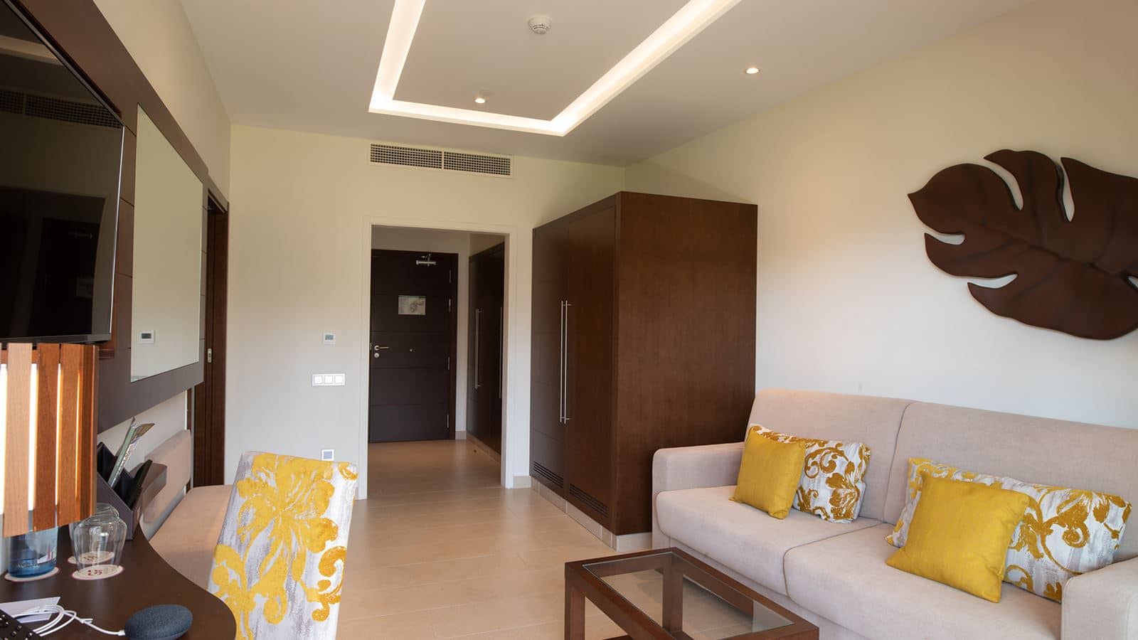 rooms-accesible-senior-suite-balcony-or-terrace