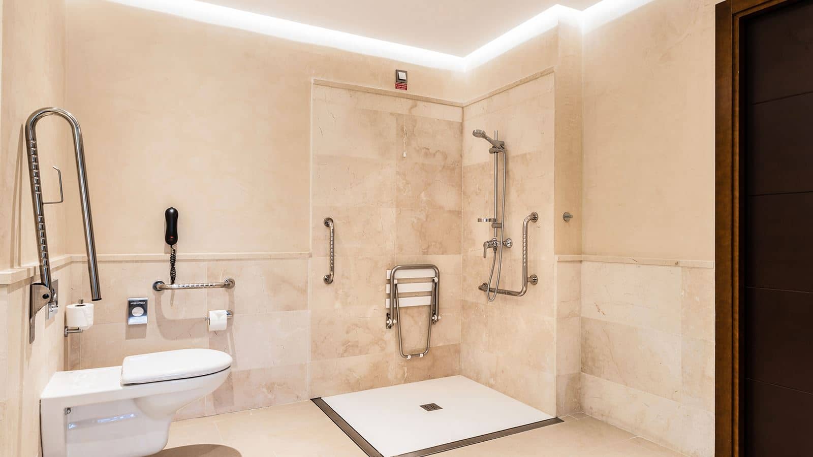 rooms-accesible-senior-suite-balcony-or-terrace