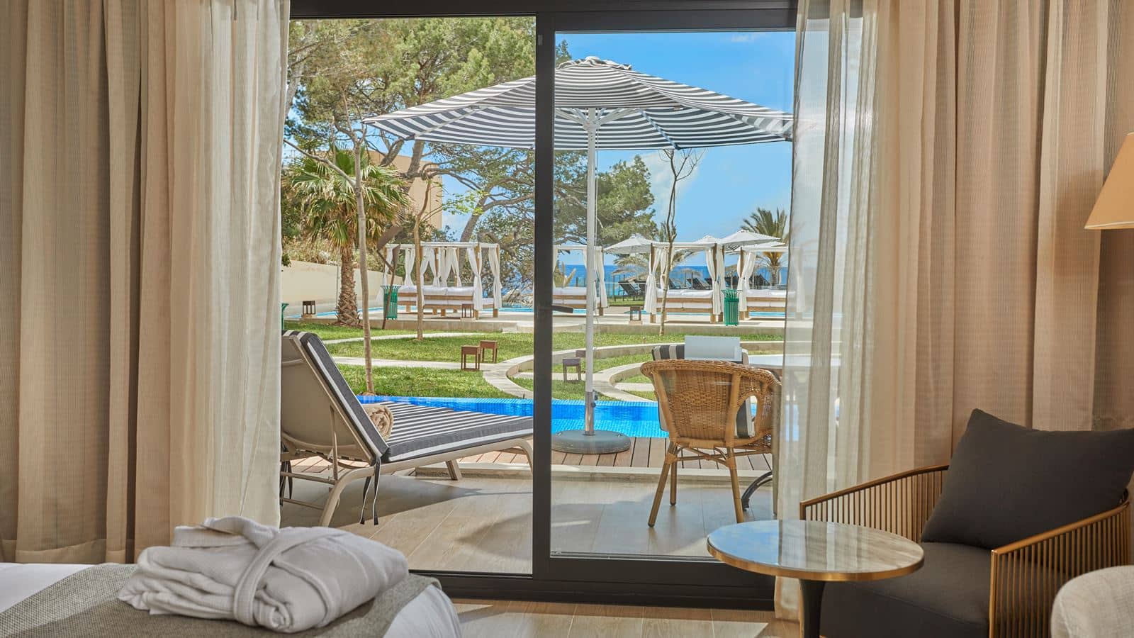 rooms-swim-up-partial-ocean-view-preffered-club